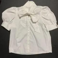 リボン付きホワイトパフスリーブブラウス