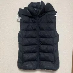 黒いフード付きキルティングダウンベスト