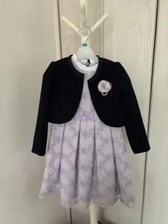 紫色の刺繍ドレスと紺ジャケット