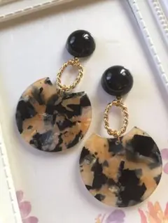 ブラック☆べっ甲柄・変形丸型アクリルプレートとツイストリング