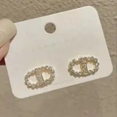 上品可愛い CDロゴゴールドストーンピアス 結婚式キラキラブランドハンドメイド調