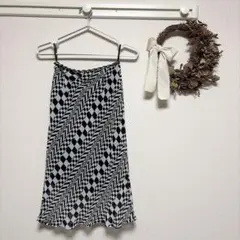 幾何学模様 タイトスカート ウエスト61cm 黒　白