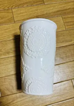 ホワイト エンボス加工 フラワーベース 花瓶のサムネイル