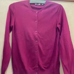 ユニクロ カーディガン 赤紫色か濃いめのピンク色です。