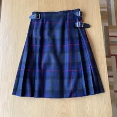 ネイビー、レッド、グレーのチェック プリーツスカート ひざ丈