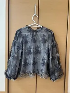 ミスティウーマン　花柄刺繍 シースルー 長袖ブラウスのサムネイル