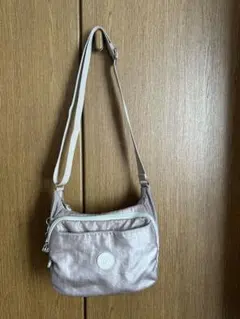 キプリング　ショルダーバッグ シャンパン　中型 ポケット多数　チャーム付き