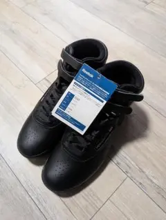 【値下げしました】Reebok ブラック ハイカットスニーカー