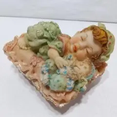 赤ちゃんがベットで寝ている　オルゴール　イッツスモールワールド