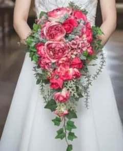 くすみピンクのキャスケードブーケ　アーティフィシャルフラワー　ブートニア付き造花