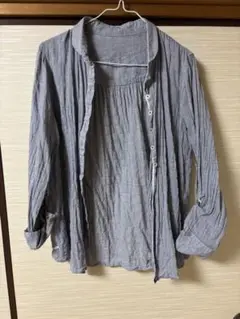 グレーのボタン付き長袖シャツ