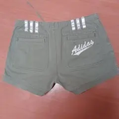 アディダスのショートパンツ