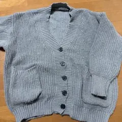 グレーのリブ編みカーディガン