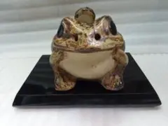 陶器製カエルの置物 おんぶカエル 親子 黒い台座付き 未使用