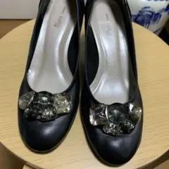 Marie femme ビジュー付き黒パンプス