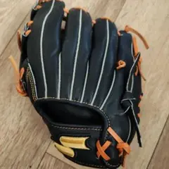 子供用左投げ野球グローブ。