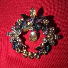 スーツやコートにピッタリの エレガントな花モチーフブローチ