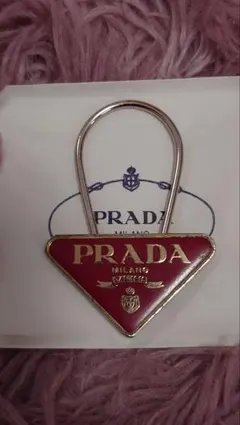 PRADA トライアングルロゴ キーリング - メルカリ