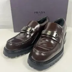 PRADA プラダ メタルロゴ ローファー ダークブラウンのサムネイル