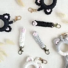 肉球が可愛い♪マクラメ猫の手チャーム　/c03