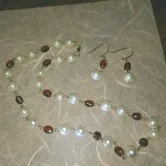 ハンドメイドの淡水パールとガーネット、キュービックジルコニアのネックレスとピアス