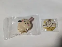 ちいかわ　うさぎ　はさむんですでらっくす・くら寿司缶バッチ