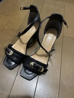 DIANA ブラックバックストラップサンダル