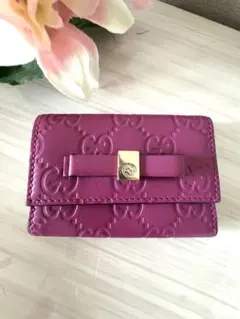 Gucci エンボス加工紫色レザーキーケース