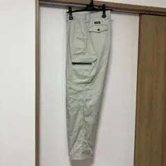 ライトベージュ カーゴパンツ ファスナーポケット付き