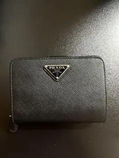 定価13万【極美品】 プラダ 二つ折り財布 サフィアーノ 黒 銀 トライアングル
