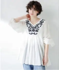 アーバンリサーチ　サニーレーベル Vネックコットンエンブロイダリー ブラウス