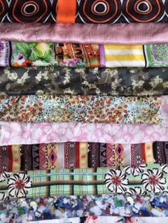 多色デザインのシルク生地 12種　手縫いでダイヤ形スカーフ等　いろいろ