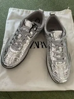 ★未使用ZARA メタリックエフェクトスポーツシューズ　スニーカー シルバー37のサムネイル
