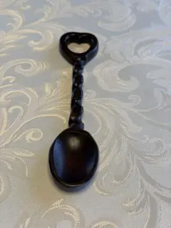 하트 모양의 손잡이가 달린 나무 숟가락