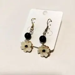 ホワイト花モチーフ ネイビー ビーズ ピアス