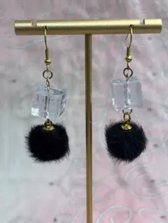 キューブとファーのピアス ハンドメイド ブラック