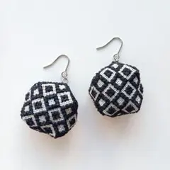 【SALE】ピアス　クロスステッチ　ビスコーニュ　ブラック　幾何学模様