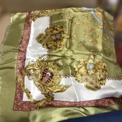 シルクスカーフ 金色と白の装飾