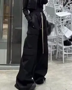 ブラックカーゴパンツ 大きなポケット付き