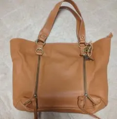 キャメル色ショルダーバッグ　鍵チャー厶