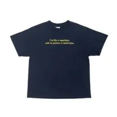 ネイビーのグラフィックメッセージプリントTシャツ（Mサイズ）