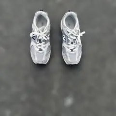 New Balance M680 ホワイト/グレー スニーカー
