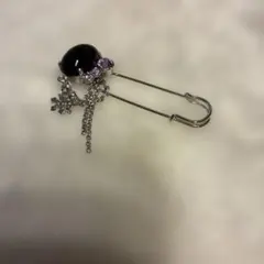安全ピン型ブローチ 紫色のストーン付き