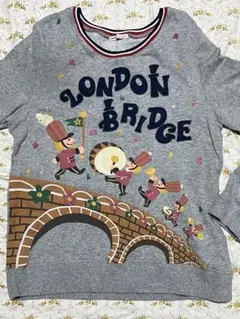 ラフRoughグレー刺繍アップリケロンドン橋パレードトレーナーused