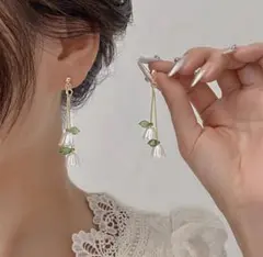 ホワイトフラワー × リーフ ロングピアス