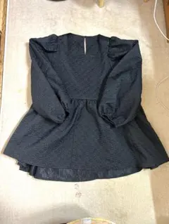 黒いフレアシルエット長袖ブラウス