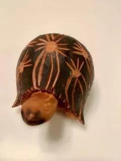 木彫りのカメの置物