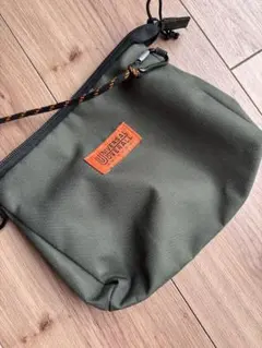 UNIVERSAL OVERALL サコッシュ カーキ