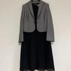 グレーのジャケットと黒のドレスセット
