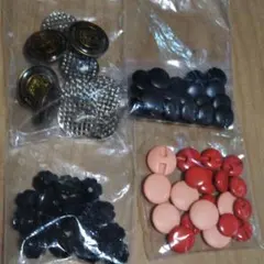 2つ穴のボタンです。オマケの釦も付けてます